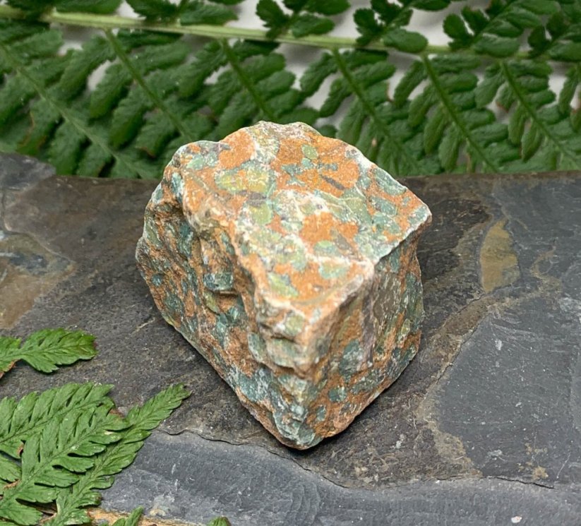 Jaspis mušlový surový - Velikost surového minerálu: S = cca 2 - 3 cm