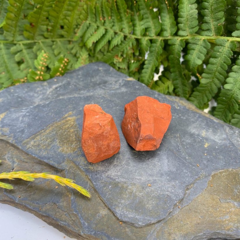 Jaspis červený surový - Velikost surového minerálu: S = cca 2 - 3 cm