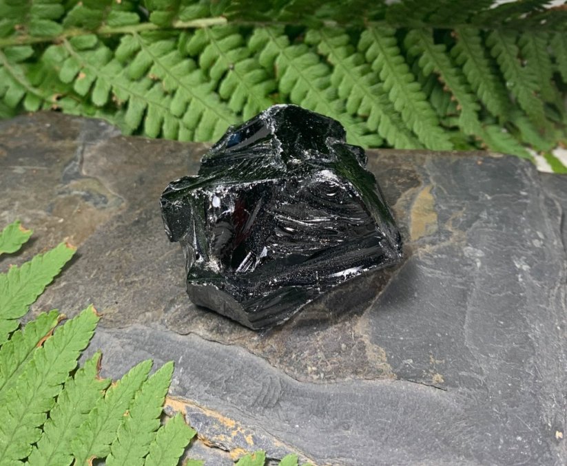 Obsidián černý surový - Velikost surového minerálu: L = cca 4 - 5 cm