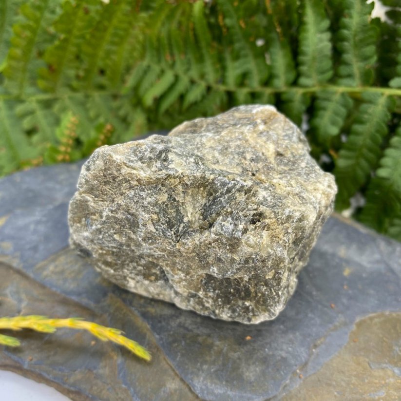 Labradorit surový - Velikost surového minerálu: L = cca 4 - 5 cm