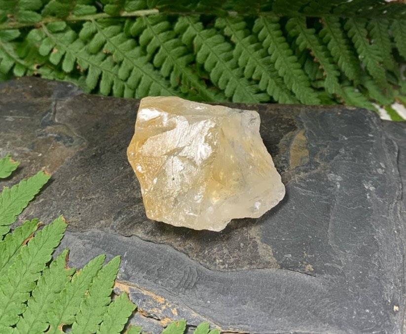 Citrín surový - Velikost surového minerálu: M = cca 3 - 4 cm
