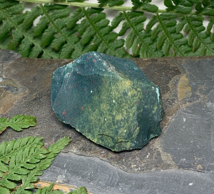 Heliotrop surový - Velikost surového minerálu: M = cca 3 - 4 cm