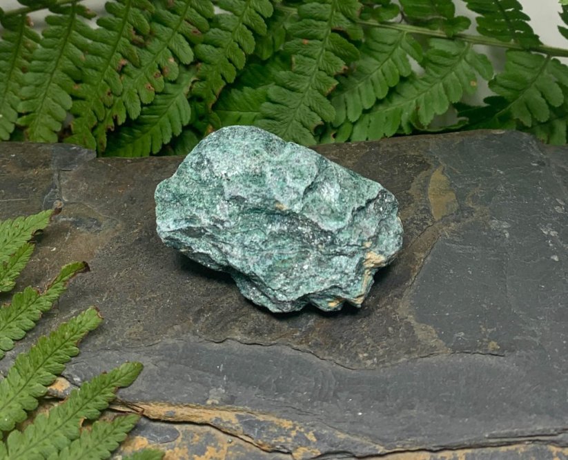Fuchsit surový - Velikost surového minerálu: L = cca 4 - 5 cm